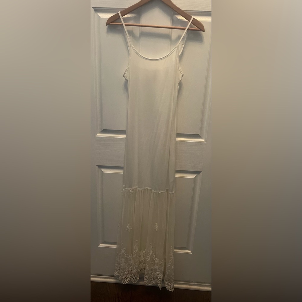 Pre-Owned Monoreno Women's Elegant Cream Maxi Dress with Lace Hem- Small